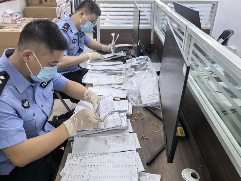 图为刘家犯罪集团案件专案组梳理证据现场。(新华社记者 冯家顺 摄)