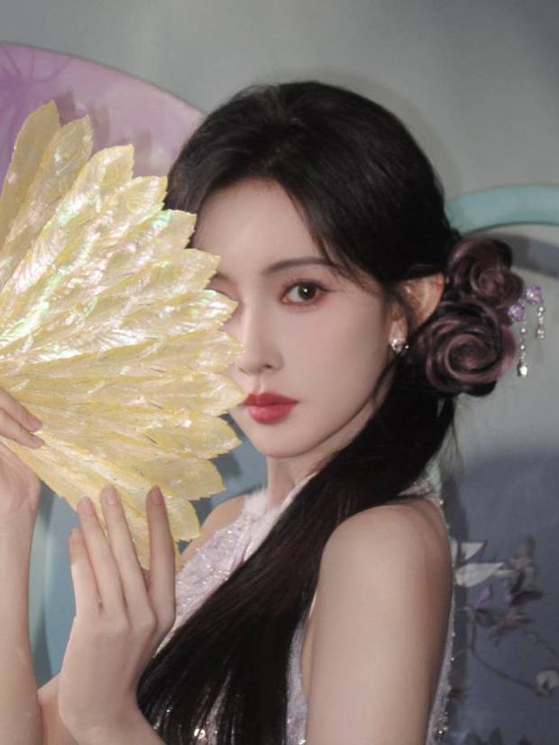 孟子义温婉端庄。