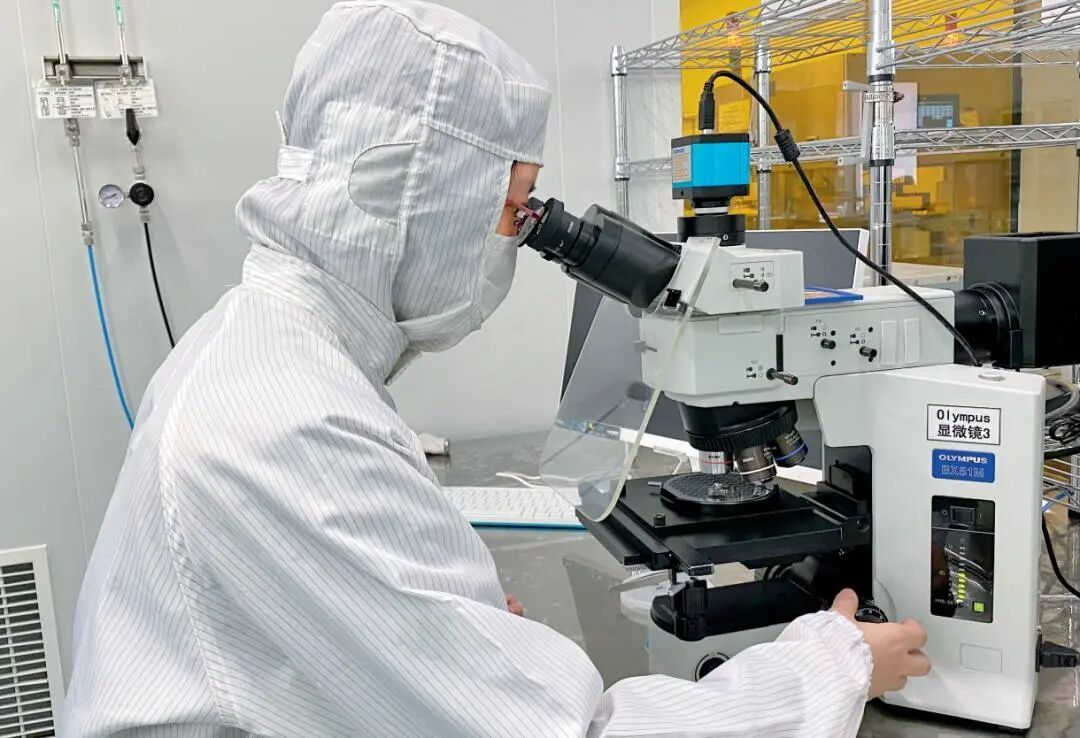 黄芊芊在超净工艺间观察实验样品