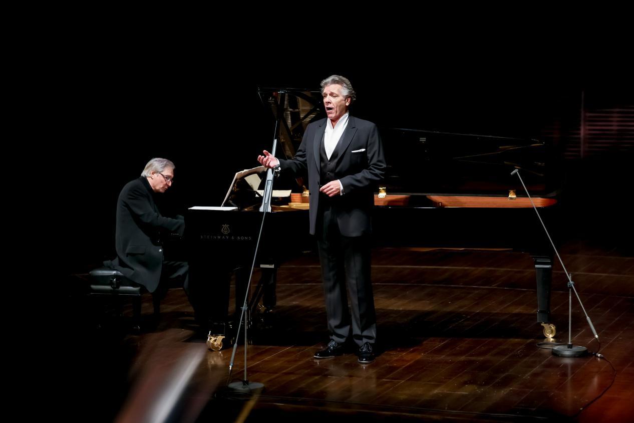 钢琴：沃尔夫拉姆・里格（左），男中音：托马斯・汉普森（右）