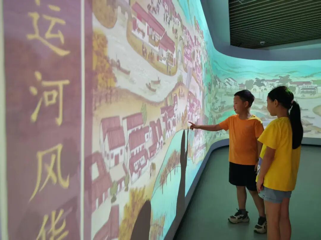 游客参观市文化馆“经世云屋”数字馆，体验趣味活动。