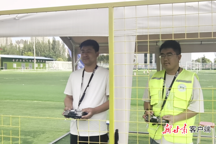 学员(左)在庆阳市低空经济人才培养基地练习无人机操控技术