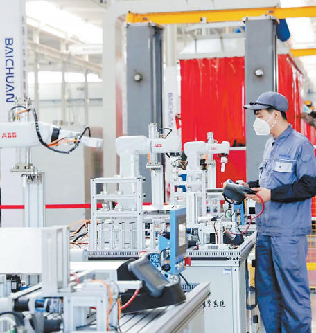 9月19日,唐山百川机器人共享制造工厂,工人正在检查设备。本报记者 师源摄