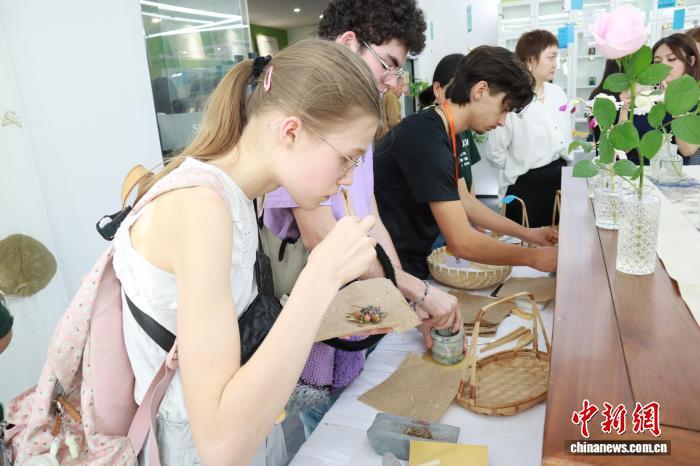 2025年5月,来自法国波城的青少年在陕西西安学习中医药文化。 李一璠 摄