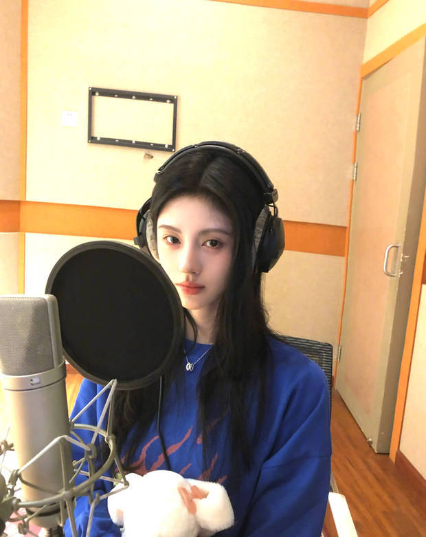 鞠婧祎在录音录制。