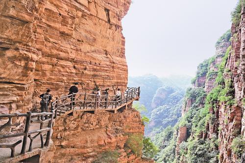近日，游客在邢台大峡谷景区游玩。本报记者 赵永辉摄