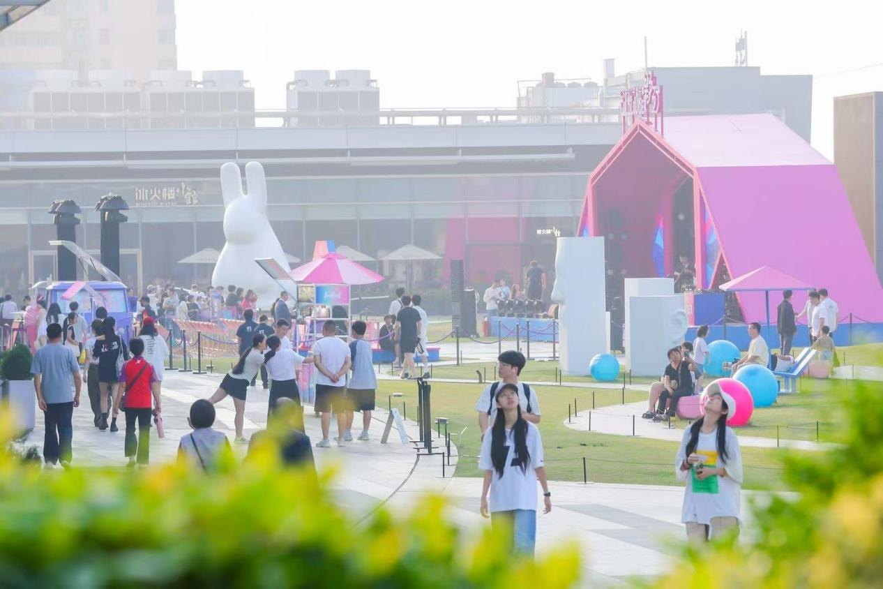 (音乐季以海滩概念为灵感,在长沙IFS L7雕塑花园打造了一处户外社交空间。图片均由 活动方 提供)