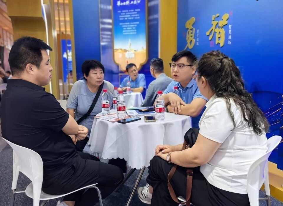 文化白酒闪耀金陵 华山论剑西凤酒秋糖展实力“出圈”！