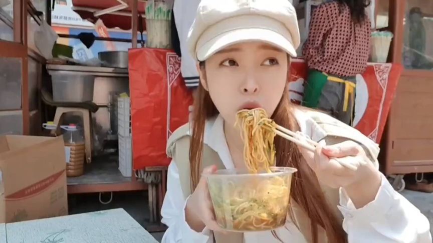 全网最能吃的外国媳妇，远嫁中国不要一分钱彩礼，只为疯狂炫饭