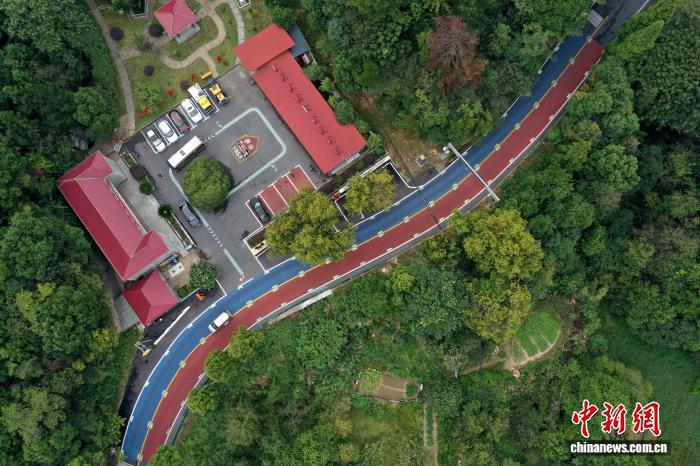 10月16日,航拍江西庐山登山公路旁的三公里服务区。(无人机照片)中新社记者 刘占昆 摄