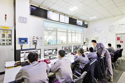 10月13日，在唐山鹤兴废料综合利用科技有限公司中控室，工作人员对各生产环节进行监控。蔡皓摄