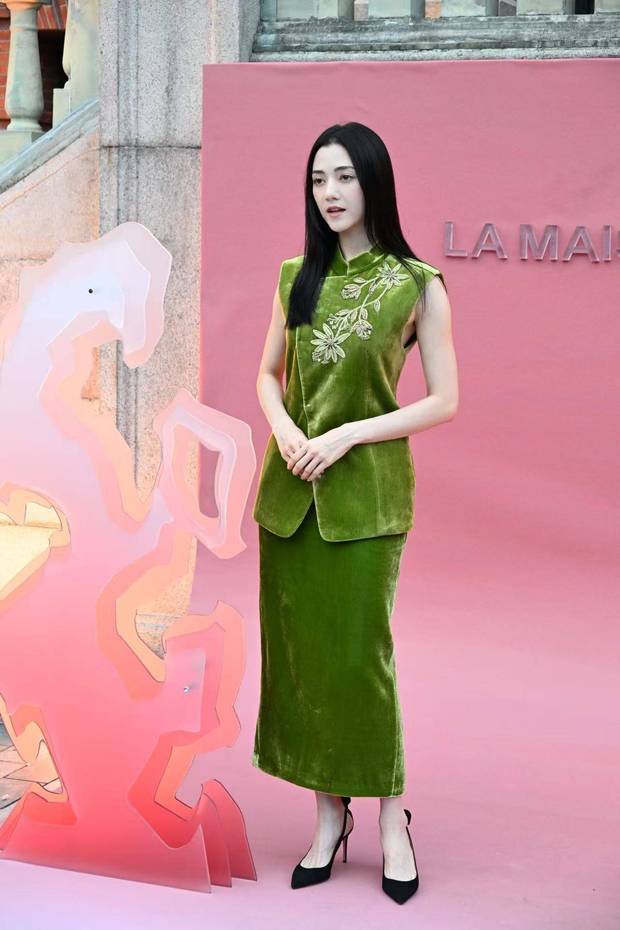 搜狐娱乐讯 （视觉中国/图）近日，娜然穿一袭绿色新中式礼服出席某品牌大秀红毯。当天她妆容精致，新中式礼服衬得她皮肤白皙，身材较好。