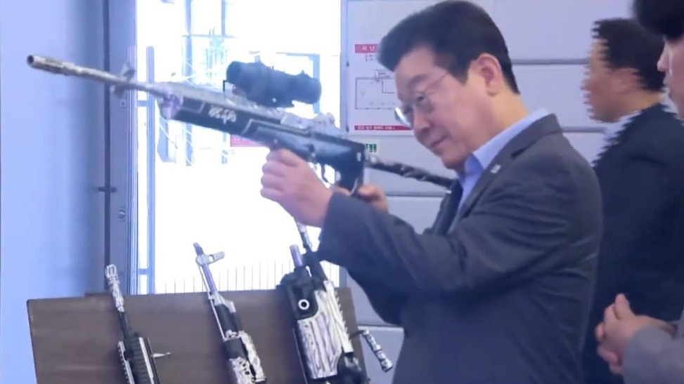 拿起“三级头”、端起“轻步枪”……李在明看见自己的游戏角色笑喷了