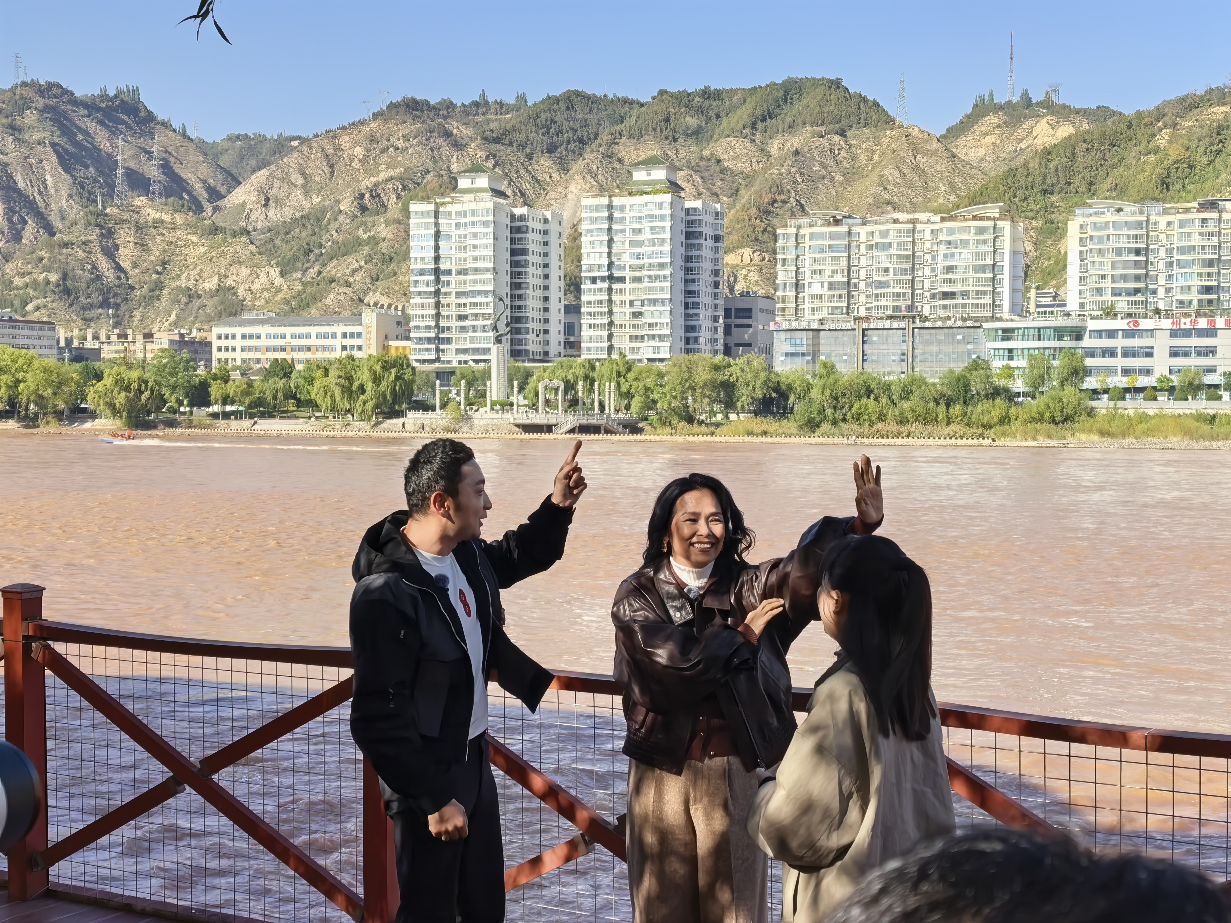 尼格买提与韦唯游览黄河风情线