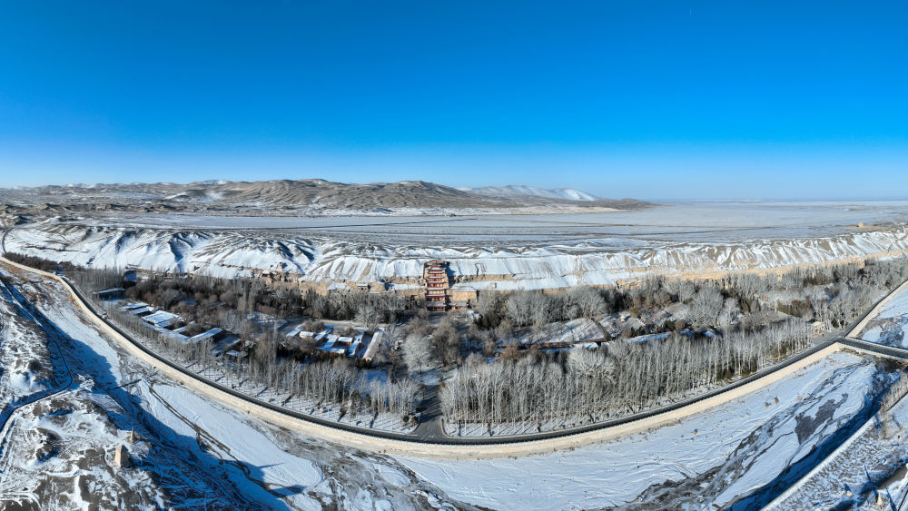 这是2023年12月15日拍摄的甘肃省敦煌市莫高窟雪景（无人机照片）　新华社记者　郎兵兵　摄