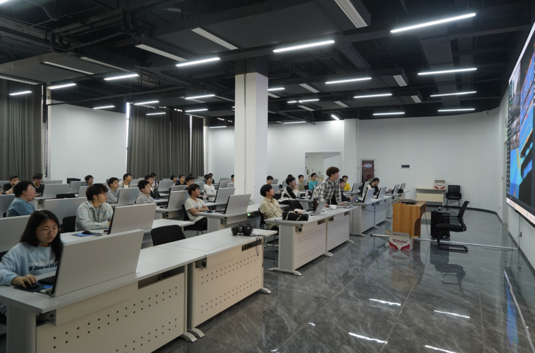 正在共青城市人才集团上免费数据标注课的学生