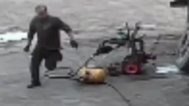 男子换轮胎听到异响，百米冲刺跑开