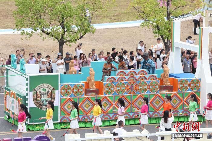 10月18日,江西景德镇,国际城市尼日利亚尼日尔州进行花车巡游。中新社记者 刘占昆 摄