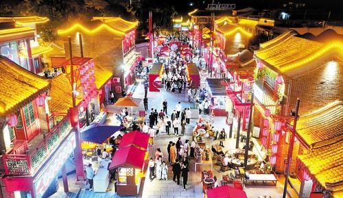 10月2日，正定荣国府宁荣街人流如织。 本报记者 史晟全摄