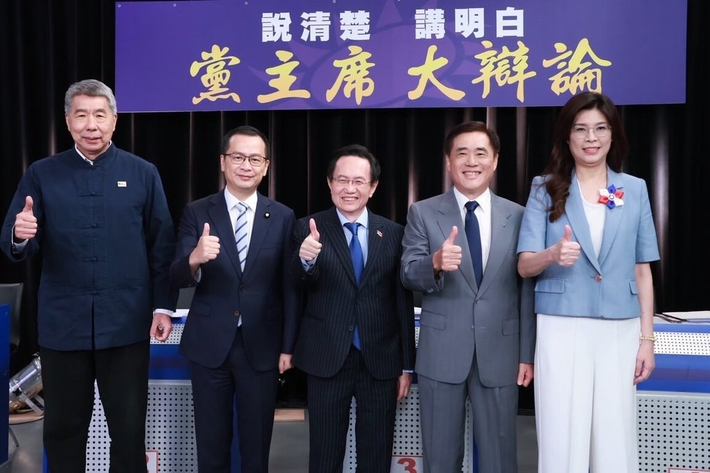 ▎左起张亚中、罗智强、蔡志弘、郝龙斌、郑丽文。图源:中天新闻