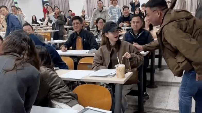 北大考场偶遇戚薇：戴黑帽笑容温柔，行事风格十分低调