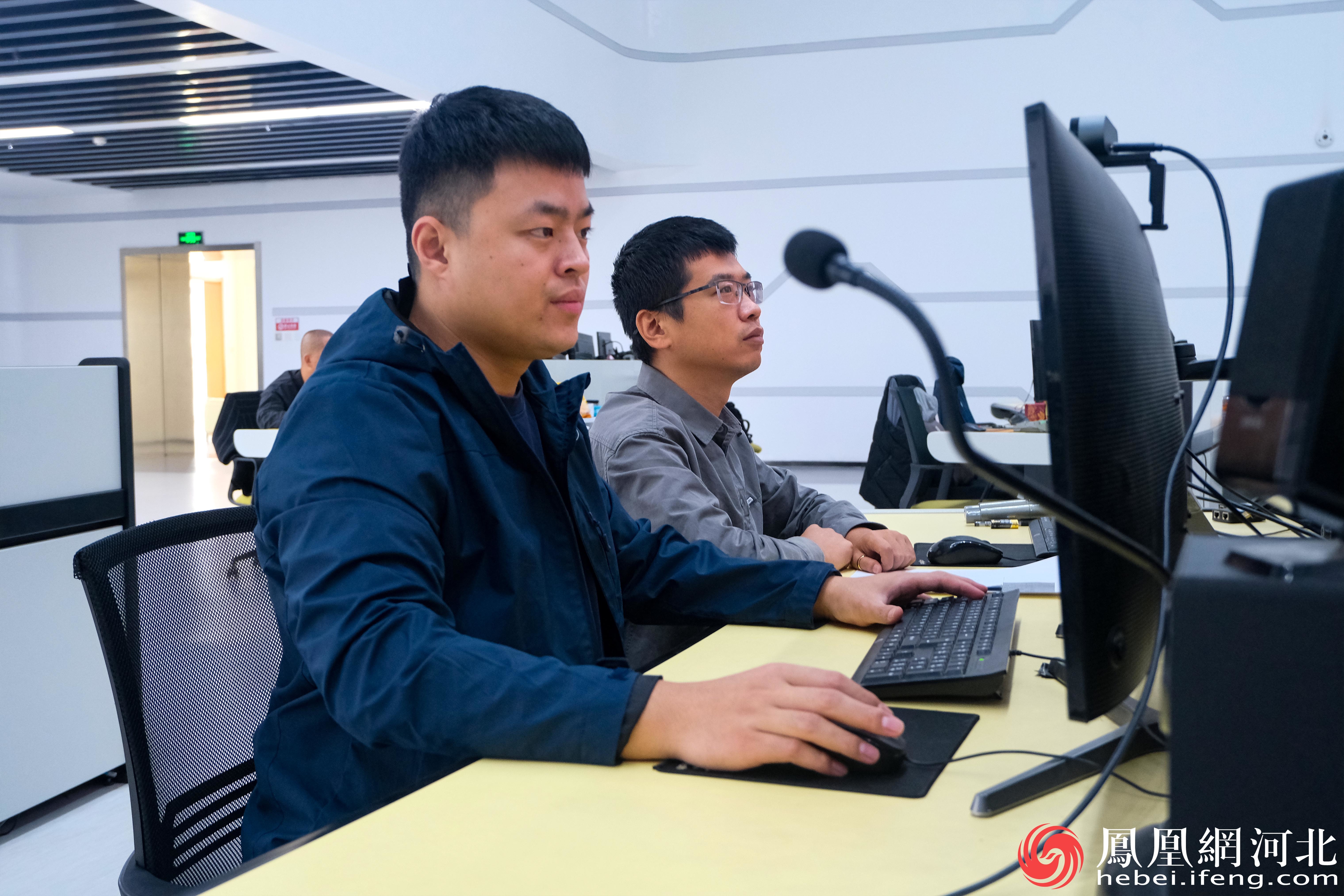 工作人员正在实时监测旅游安全预警 李卓然/摄