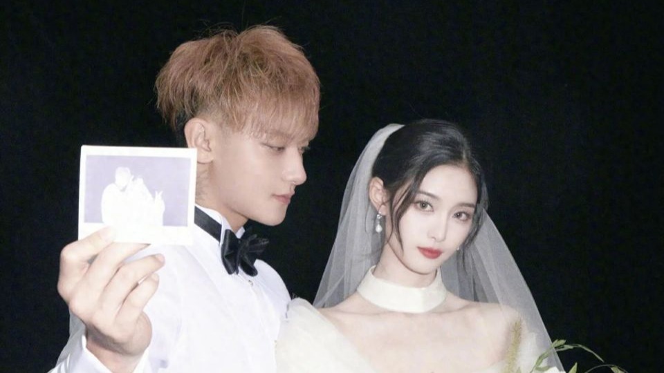 黄子韬徐艺洋晒婚纱照，网友恭喜黄毛，不敢想象他在婚礼上会多嘚瑟封面图