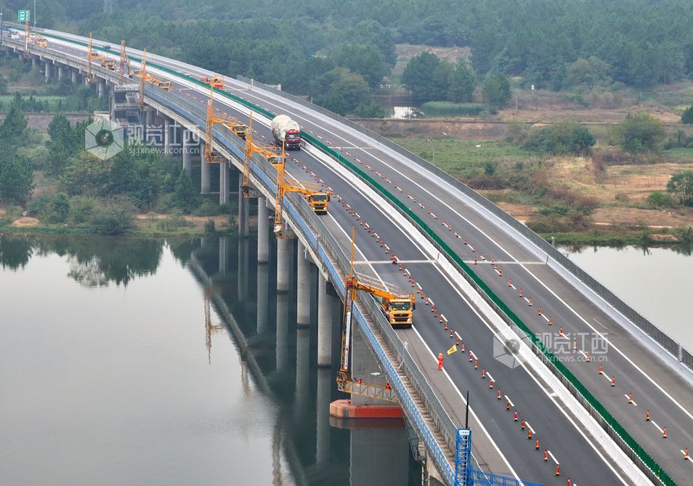 10月13日，泉南高速公路江西泰和赣江特大桥上，多台桁架式桥梁检测作业车正在对大桥进行“健康体检”。