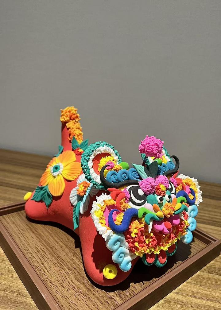 这是烟台“00后”面塑匠人周天聪的面塑作品《布老虎》（10月6日摄）。新华社发