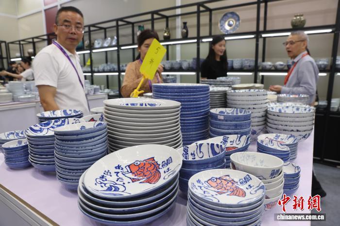 图为民众正在参观现场展销的日本陶瓷。中新社记者 刘占昆 摄