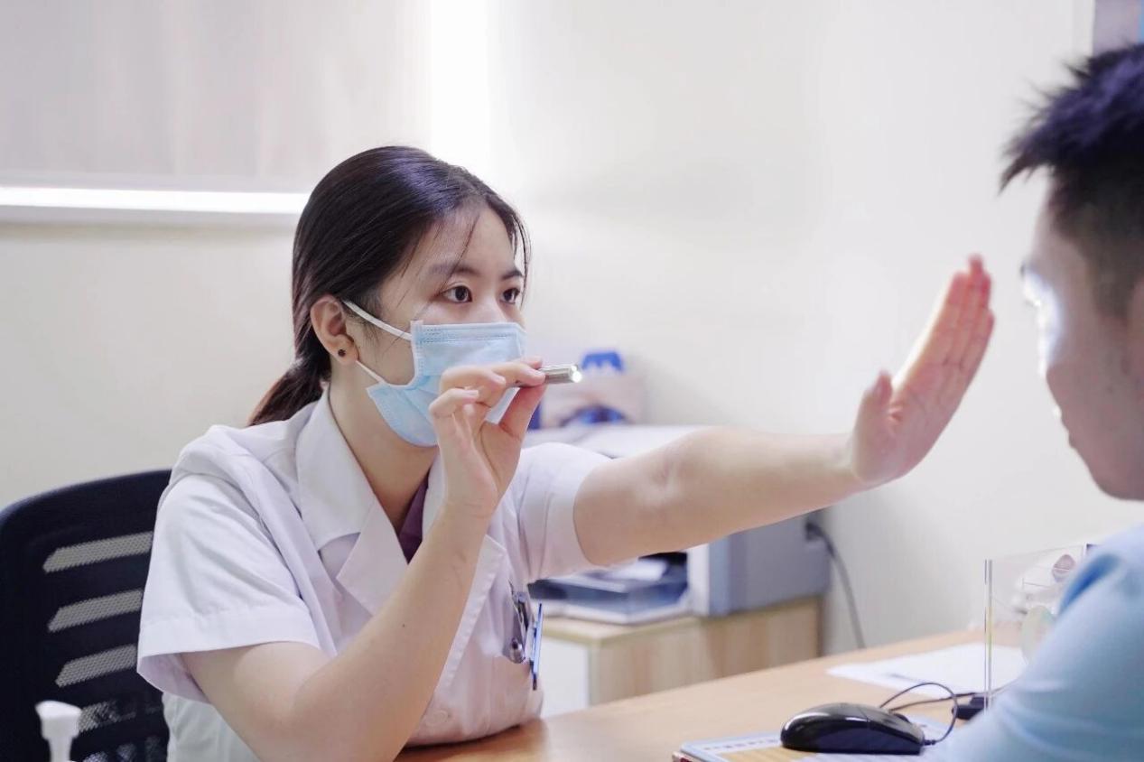 东莞爱尔屈光科张晓彤医生为近视患者做术前检查