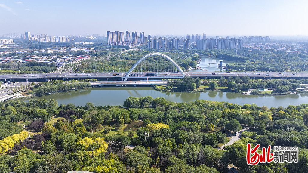 10月15日，无人机拍摄的石家庄市东南环城水系泊水公园。