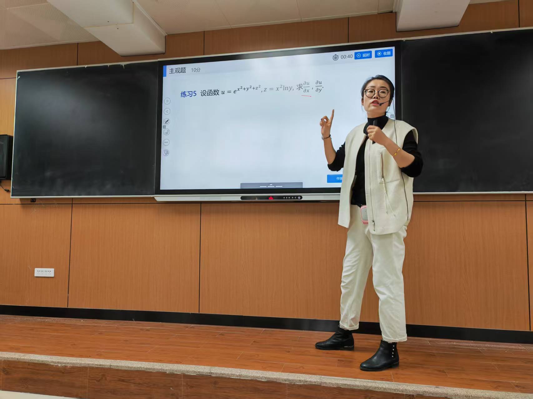 蘇佳琳老師給學生講解問題