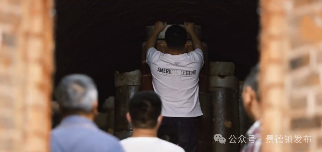 冯绍鹏根据预估窑炉温度将瓷器摆放至窑内合适位置