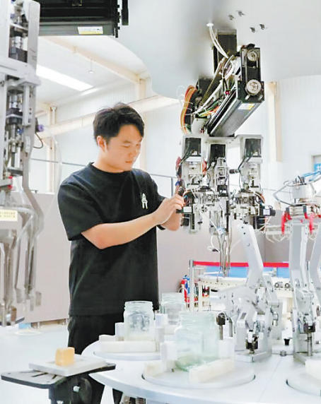 9月19日,唐山四维智能科技有限公司,工作人员正在调试机器人设备。 本报记者 师源摄