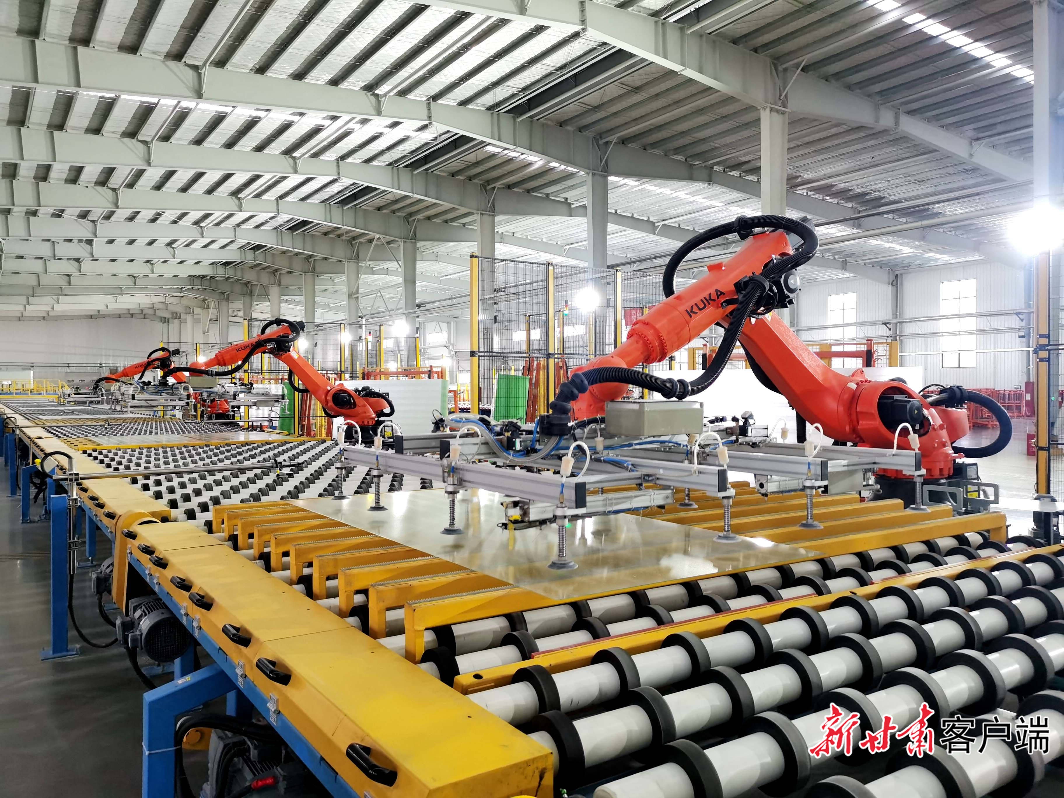 甘肃凯盛大明光能科技有限公司光伏背板玻璃生产线 新甘肃·甘肃日报记者 王占东
