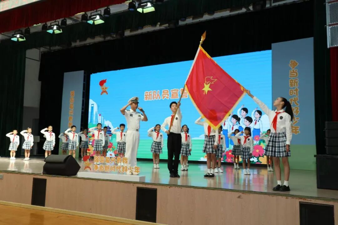 图为新队员宣誓。