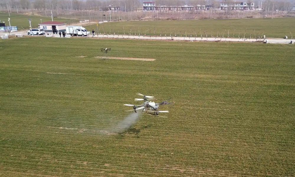 2月27日,植保无人机在山东省新泰市禹村镇作业。新华社发