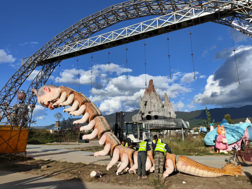 景区已对部分有争议的艺术作品进行了拆除。