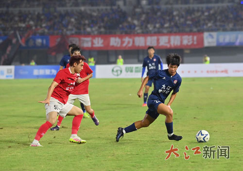 10月11日晚,九江队与赣州队进行赣超半决赛第二回合交锋,双方拼抢激烈。 本报全媒体首席记者 杨继红摄