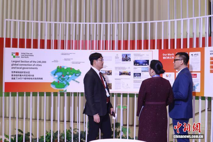 图为2025年世界城地组织理事会会议暨联合国工业发展组织“城市之桥”十周年特别活动期间，与会者讨论交流。　李一璠 摄