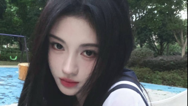 鞠婧祎晒日常随拍清纯温婉 回眸浅笑少女感满满