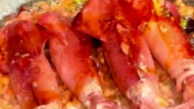 广西文旅发布美食版《没出息》：葱葱蓉蓉油焖鱿鱼，葱葱芒芒椰果蛋挞