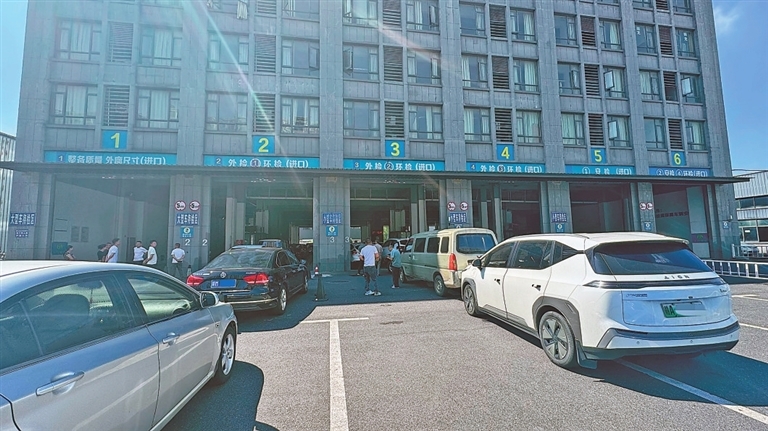 车辆在等待检测。江西日报全媒体记者 陈 璋摄