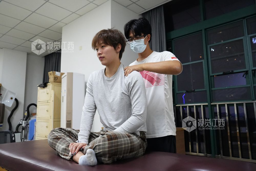 每日训练后的专业物理治疗。