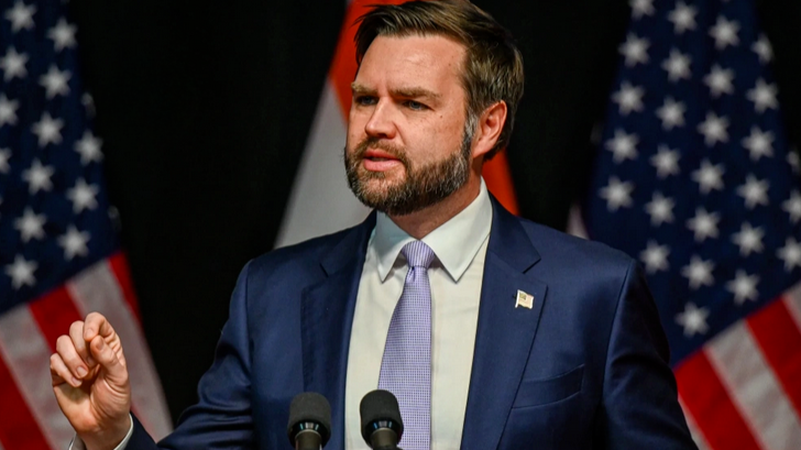 不满万斯言论，主持人打断讲话插播广告