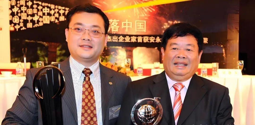 凤凰晚报|“玻璃大王”曹德旺卸任董事长,长子曹晖接棒