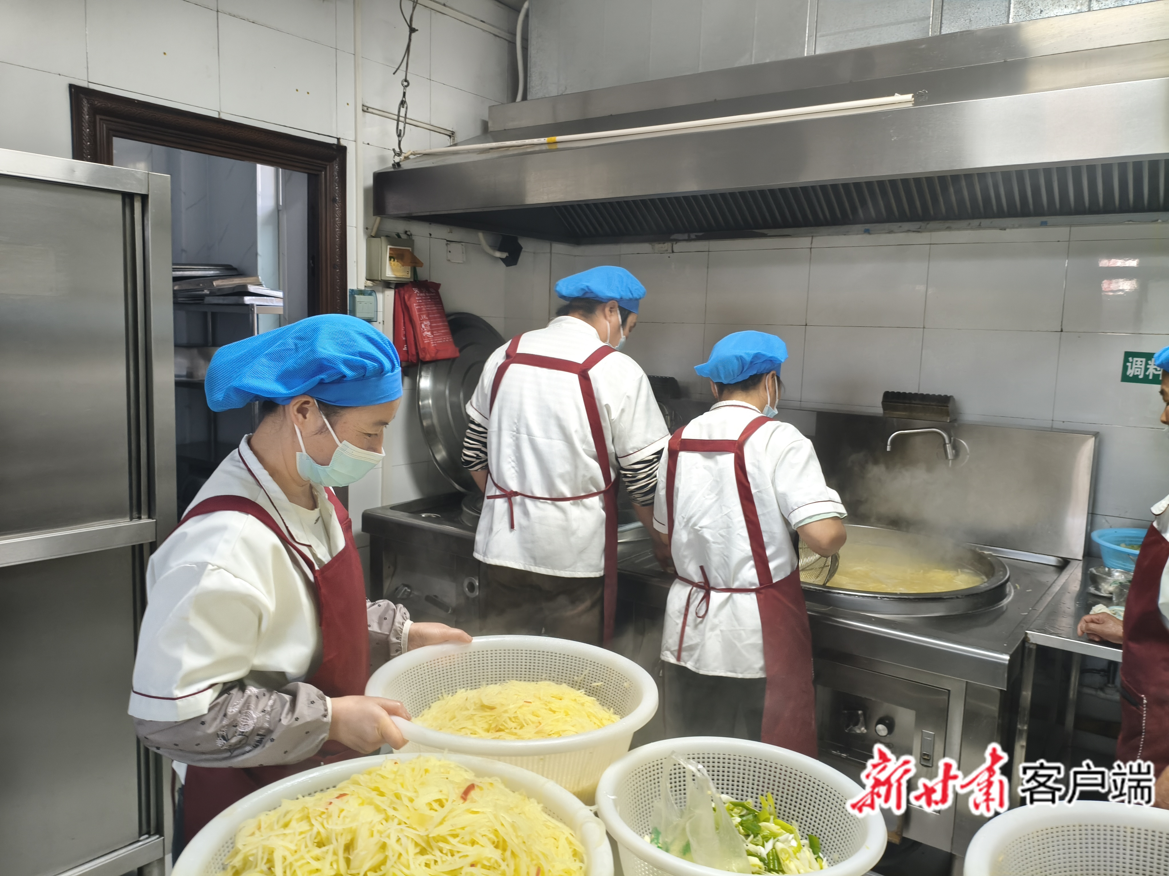 在食堂里忙碌的“妈妈们”　图片均由新甘肃·甘肃日报通讯员杨宝红摄