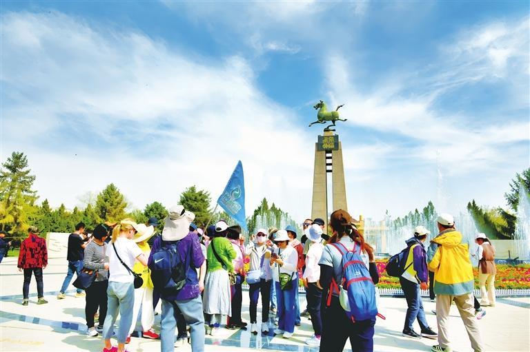 游客在武威雷台景区参观游览 金奉乾