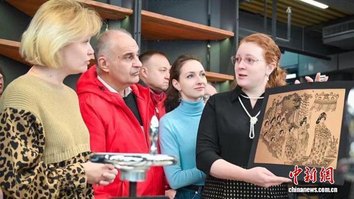 图为俄罗斯专家奥莉娅(右)向外国专家介绍敦煌文化 (资料图)敦煌市委宣传部供图